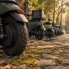 Coursiers et livreurs en scooter électrique : les dessous d'un basculement silencieux